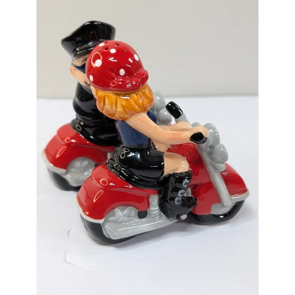 BIKER COUPLE MOTORCYCLE KISSING‎ MAGNETIC SALT & PEPPER SHAKER SET WESTLAND